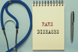 Equipamento de medir batimentos cardíacos + caneta + bloco e notas escritos "Rare Diseases" + subtítulo