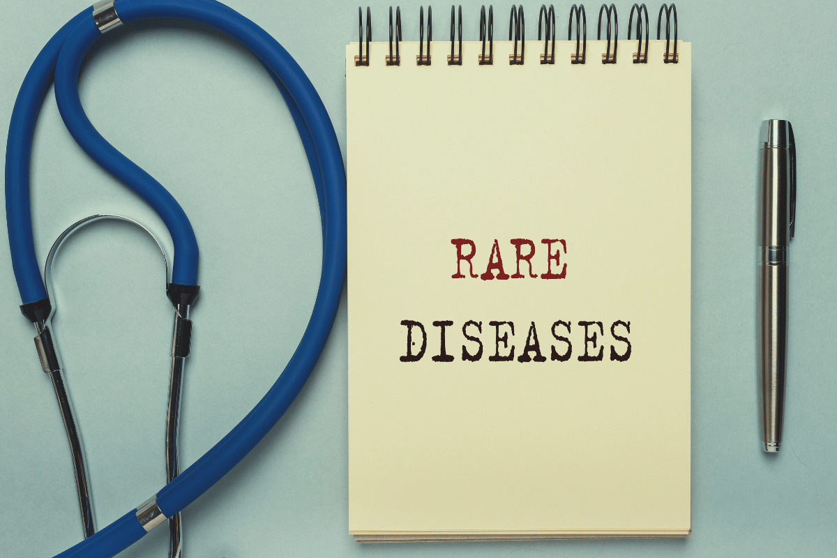 Equipamento de medir batimentos cardíacos + caneta + bloco e notas escritos "Rare Diseases" + subtítulo