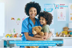 Enfermeira abraçando uma criança em hospital, ambos sorrindo