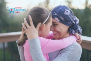 Mulher com câncer abraçando sua filha sorrindo