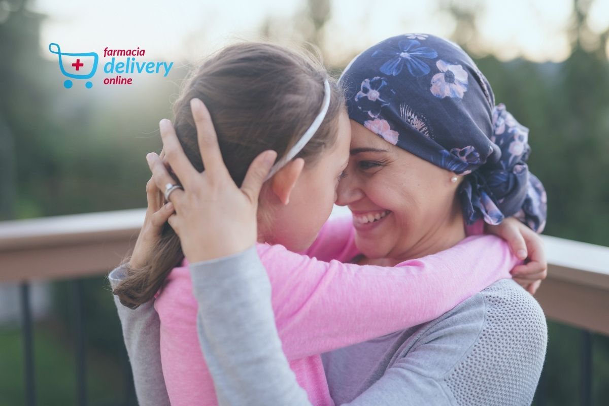 Mulher com câncer abraçando sua filha sorrindo