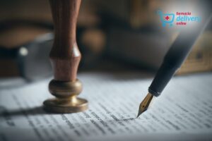 Caneta apontando para documento impresso em cima de uma mesa