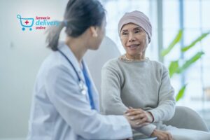 Médica conversando com mulher com câncer