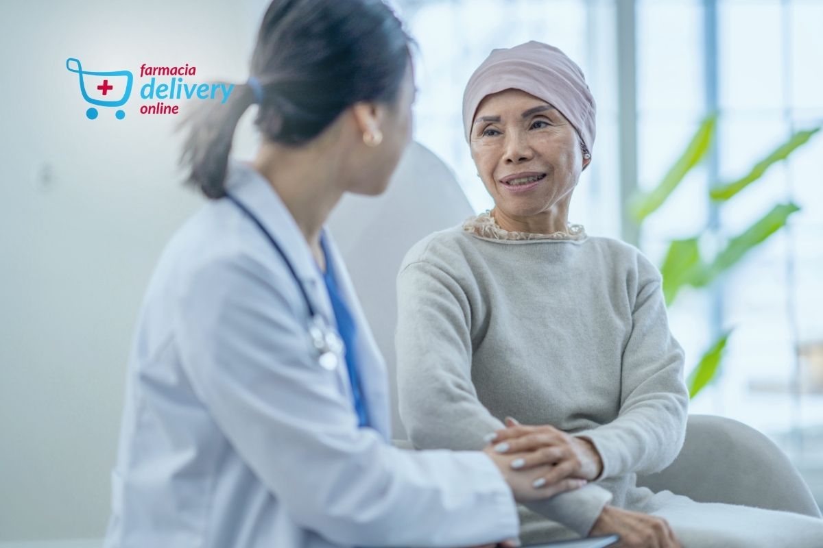 Médica conversando com mulher com câncer