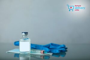 Vacina para imunoterapia ao lado de luvas azuis