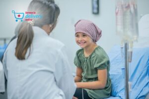 Criança com câncer conversando com médica