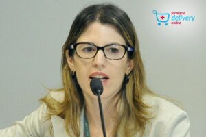 Daniela Marreco Diretoria da ANVISA falando em microfone