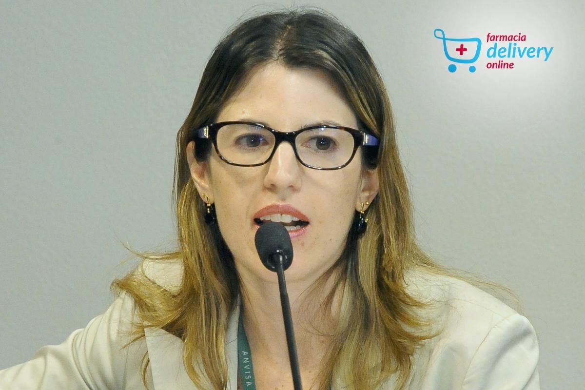 Daniela Marreco Diretoria da ANVISA falando em microfone