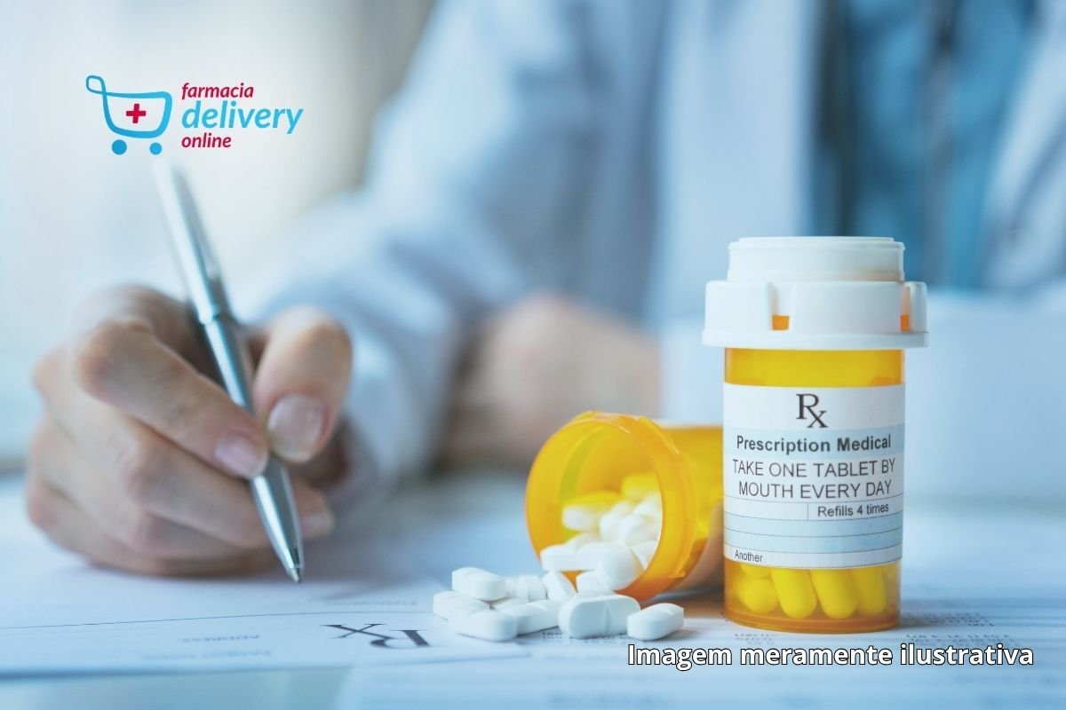 Médico prescrevendo uma receita de medicamento